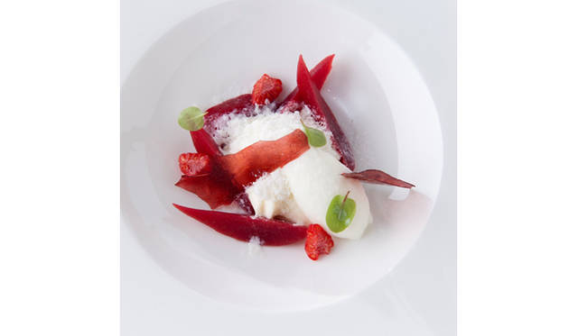 <strong>ARMANI / RISTORANTE│アルマーニ / リストランテ</strong>　ベリーのピュレでマリネした洋梨 ホワイトチョコレートガナッシュ ヨーグルトジェラート（ランチコース「AUTUNNO」　8800円のひと皿）