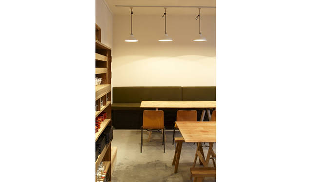 <strong>カフェ＆ドミトリー「山ノ家」</strong>　カフェでは、美しい棚田で生み出される魚沼産コシヒカリやおいしい日本酒、特産の雪下にんじんや山菜、妻有ポークなど、雪国の豊かな恵みを無国籍にアレンジした料理が味わえる　© Masayuki Hayashi