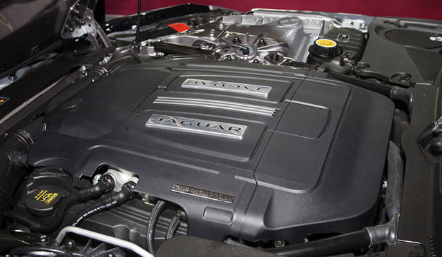 <strong>Jaguar F-Type｜ジャガー Fタイプ</strong><br />エンジンはV型8気筒5リッターとV型6気筒3リッターの2種類で、いずれも直噴スーパーチャージャーが搭載される。