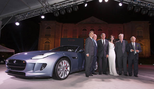 <strong>Jaguar F-Type｜ジャガー Fタイプ</strong><br />プレスデーに先立ち、ロダン美術館にてお披露目がおこなわれた。