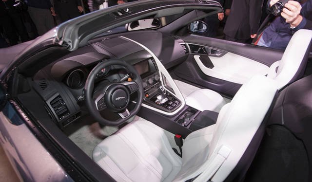 <strong>Jaguar F-Type｜ジャガー Fタイプ</strong><br />プレスデーに先立ち、ロダン美術館にてお披露目がおこなわれた。