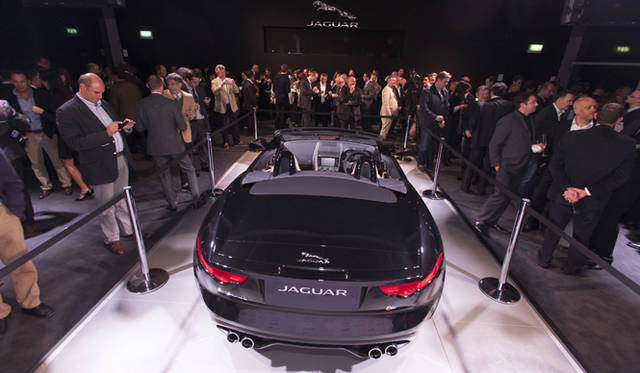 <strong>Jaguar F-Type｜ジャガー Fタイプ</strong><br />プレスデーに先立ち、ロダン美術館にてお披露目がおこなわれた。