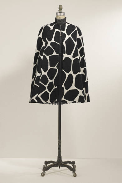 <strong>VALENTINO｜ヴァレンティノ</strong>　メゾン誕生50周年記念カプセルコレクション　ケープ 54万750円