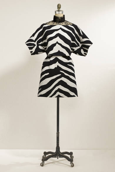 <strong>VALENTINO｜ヴァレンティノ</strong>　メゾン誕生50周年記念カプセルコレクション　ブラウス 28万8750円、スカート 21万6300円