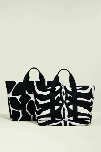 <strong>VALENTINO｜ヴァレンティノ</strong>　メゾン誕生50周年記念カプセルコレクション　トートバッグ（小） 各3万9900円