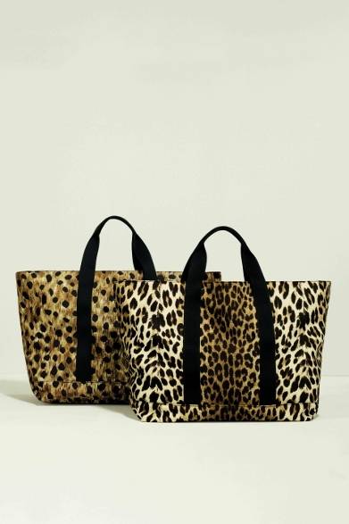 <strong>VALENTINO｜ヴァレンティノ</strong>　メゾン誕生50周年記念カプセルコレクション　トートバッグ（小） 各3万9900円