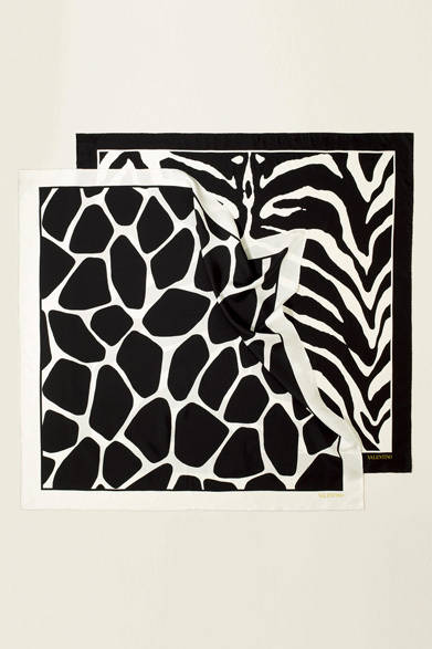 <strong>VALENTINO｜ヴァレンティノ</strong>　メゾン誕生50周年記念カプセルコレクション　スカーフ 各3万6750円