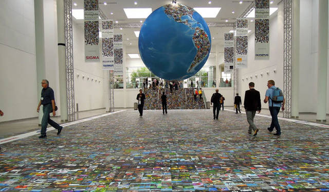 <strong>フォトキナ2012</strong>　会場ブースを結ぶスペースでは写真展などの企画も行われる