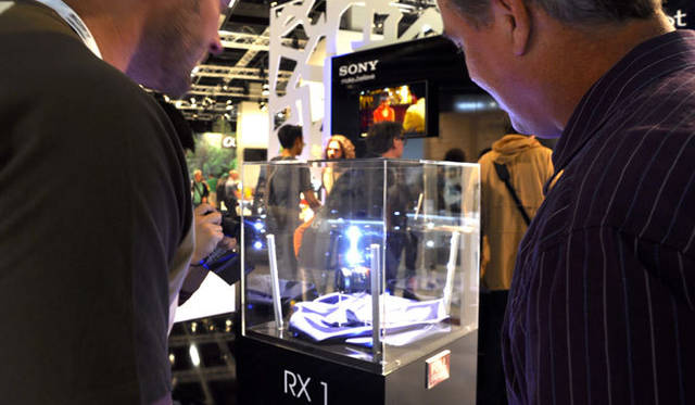 <strong>フォトキナ2012</strong>　フォトキナでもRX-1は注目の的。「ひと目見よう」という人で賑わっていた