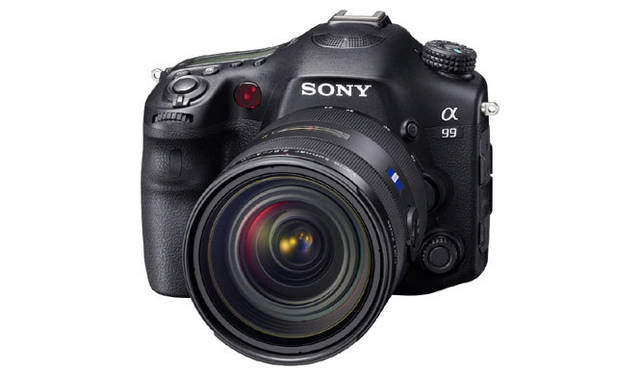 <strong>フォトキナ2012</strong>　<strong>ソニー “α（アルファ）99” SLT-A99V</strong>　“α”Aマウント機の最上位機種として登場した有効約2430万画素のフルサイズセンサー搭載モデル。ファインダーは一般的な光学タイプではなく、視野率100％のXGA有機EL電子ビューファインダー。独自開発のトランスルーセント・ミラーテクノロジー、通常のAFセンサーに加えてイメージセンサー上に埋め込まれた被写体との距離を検出する像面位相差センサーを使った世界初のデュアルAFシステムとの組み合わせで、一般的な光学ファインダー搭載の一眼レフとは違い、ファインダーで捉えた映像を途切れることなく眺めながら撮影ができる。本体重量はバッテリー、記録メディア込みで約812ｇ。オープン価格（市場推定価格30万円前後）。10月26 日発売予定。 ソニーマーケティング 買い物相談窓口 0120-777-886 http://www.sony.jp/