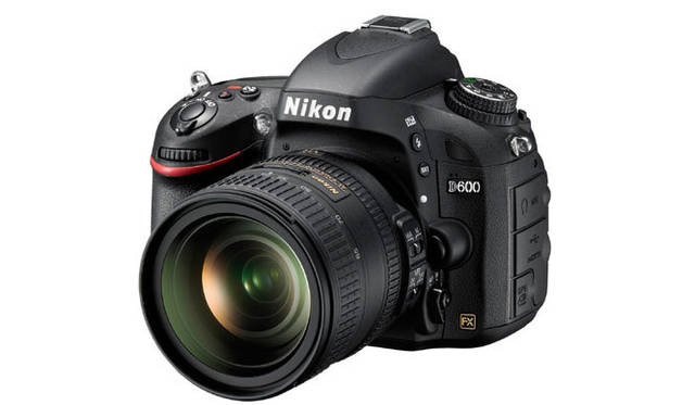 <strong>フォトキナ2012</strong>　<strong>ニコンD600</strong>　ニコンがFXフォーマットと呼ぶ、有効画素数約2400万画素の新開発CMOSセンサーを搭載した小型軽量のフルサイズセンサー搭載レンズ交換式一眼レフ。画像処理エンジンにはプロ用の最上級機D4やD800、D800Eにも搭載されているEXPEED 3を搭載。倍率約0.7倍、視野率約100％の光学ファインダー。AFシステムのフォーカスポイントは39点。ボディはマグネシウム合金製で防塵防滴構造。GPSモジュールやWiFi通信機能は非搭載（別売りアクセサリーで対応）。本体重量はバッテリー、記録メディア込みで約850g。直販サイト価格は21万8000円（ボディのみ）。発売中。 ニコンカスタマーサポートセンター 0570-02-8000 http://www.nikon-image.com/ 