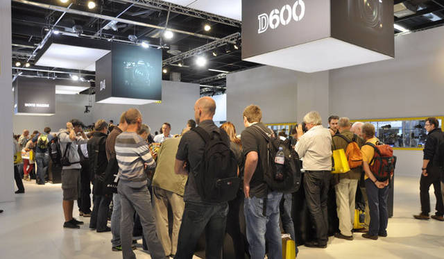 <strong>フォトキナ2012</strong>　ニコンの「D600」コーナーは、実機を手に真剣な眼差しの人でいっぱい