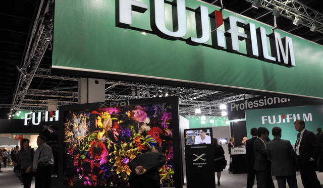 <strong>フォトキナ2012</strong>　ミラーレス一眼「X-E1」を発表したフジフイルム