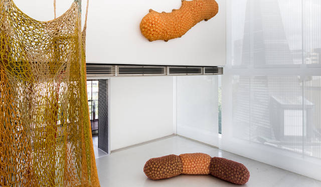 Linhas, Pontos e Patas. Apenas uma linha com patos, 2012<br />Pedras, 2012<br />By Ernesto Neto<br />©Louis Vuitton / Jérémie Souteyrat Courtesy of Espace Louis Vuitton Tokyo