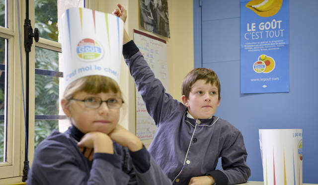 <strong>味覚の一週間</strong>　特別授業では、紙芝居「気仙沼、海の宝物」も上演した