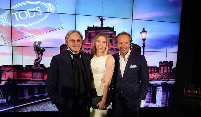 　2013年新作シグネチャーコレクションを発表　左から トッズグループ会長兼CEO ディエゴ・デッラ・ヴァッレ、スカーレット・ヨハンソン、アンドレア・デッラ・ヴァッレ