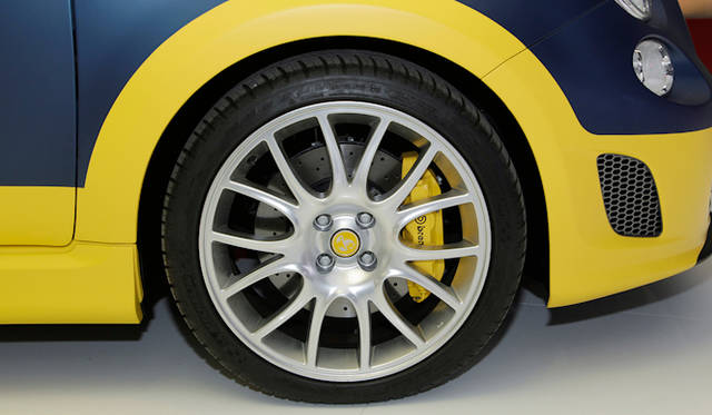 <strong>Abarth695 Fuoriserie｜アバルト695 フオリセリエ</strong>