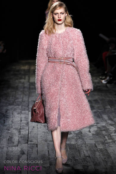 ダークトーンにまとまりがちな冬のワードローブに一点投入！　同系色でまとめたこなれた着こなしもよし、インナーとのコントラストを楽しむもよし。着こなしだけでなく、気分まで明るくする鮮やかなカラーは人目を引くことまちがいなし。<br /><br /><strong>NINA RICCI｜ニナ リッチ</strong><br /><br />コート　　31万5000円<br /><br />コロネット<br />Tel. 03-5216-6517