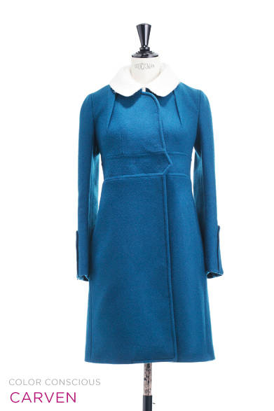 <strong>CARVEN｜カルヴェン</strong><br /><br />目が覚めるような鮮やかなブルーに映えるホワイトのカラー。トラディショナルなダブルコートも、トレンドであるカラーコンシャスなデザインでモダンに昇華。<br /><br />コート 11万6550円<br /><br />ブルーベル・ジャパン（ファッション事業本部）<br />Tel. 03-5413-1050
