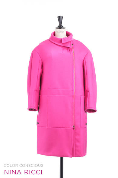 <strong>NINA RICCI｜ニナ リッチ</strong><br /><br />ジップアップ式のフロントデザインにミッドセンチュリーのモダニズムが薫る鮮やかなフューシャピンクのコート。これ1枚を主役に着こなしたい！<br /><br />コート 20万5800円<br /><br />コロネット<br />Tel. 03-5216-6517