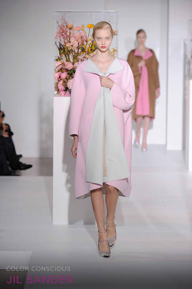 <strong>JIL SANDER｜ジル・サンダー</strong><br /><br />今季もっとも注目を集めたブランドのひとつであるジル・サンダーのコレクションより、世界中のファッショニスタたちが賞賛したのがこのコート。スイートなピンクのフェミニンさと、ビッグシルエットコートをざくっと羽織るマニッシュな着こなしと、相反する魅力がひとつになった絶妙なスタイルはぜひ真似したい！<br /><br />コート 106万8900円<br /><br />ジル サンダー・ジャパン<br />Tel. 03-5464-6729