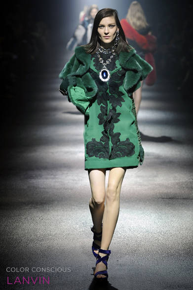 <strong>LANVIN｜ランバン</strong><br /><br />個性的なグリーンのファーボレロはドレスアップスタイルはもちろん、シンプルなスタイルにカジュアルに羽織ればこなれた着こなしに。カラーを統一したスタイリングも参考にしたい。<br /><br />コート 203万8050円（参考価格）<br /><br />ランバン ジャパン<br />Tel. 03-3289-2782