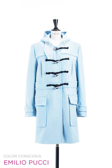 <strong>EMILIO PUCCI｜エミリオ・プッチ</strong><br /><br />シャーベットカラーのブルーが、ユニセックスなダッフルコートにイノセントなノーブルさを与える。メタリックなホーンも個性的。<br /><br />コート 30万8700円<br /><br />エミリオ・プッチ カンパニー<br />Tel. 03-5410-8992
