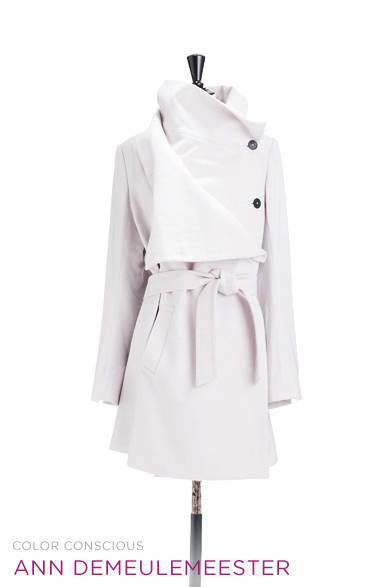 <strong>ANN DEMEULEMEESTER｜アン ドゥムルメステール</strong><br /><br />ダークトーンでまとめたスタイルにエッジを効かせるアイスグレーのコートは、大きなカラーをアレンジしてドラマティックに着こなしたい！<br /><br />コート 28万8750円<br /><br />Pred PR<br />Tel. 03-5428-6484