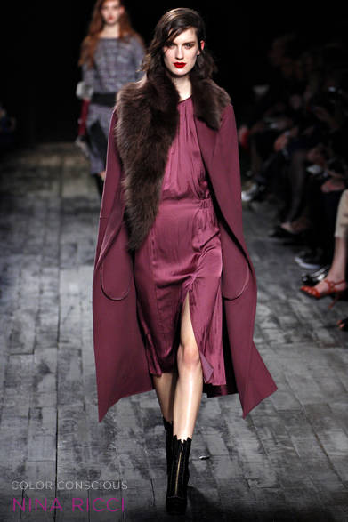 <strong>NINA RICCI｜ニナ リッチ</strong><br /><br />ミステリアスなバーカンディーのコートを羽織れば、たちまち魅惑的な女性像が完成。おなじくバーカンディーのフェミニンなドレスに、エレガントなブラウンファーを合わせ、同系色でまとめたスタイリングはぜひ真似たい。<br /><br />コート　　50万6100円<br /><br />コロネット<br />Tel. 03-5216-6517