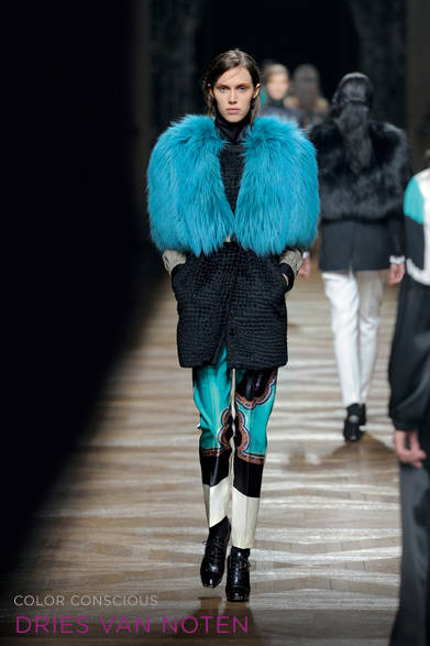 <strong>DRIES VAN NOTEN｜ドリス ヴァン ノッテン</strong><br /><br />コンパクトなノースリーブコートに鮮やかなブルーのファーポンチョを合わせ、カラーとボリュームのアクセントを。オレンジのアイシャドウとのビビッドなカラーコントラストもポイント。<br /><br />ノースリーブコート 14万3850円、ファーポンチョ 79万5900円<br /><br />ドリス ヴァン ノッテン<br />Tel. 03-6820-8104