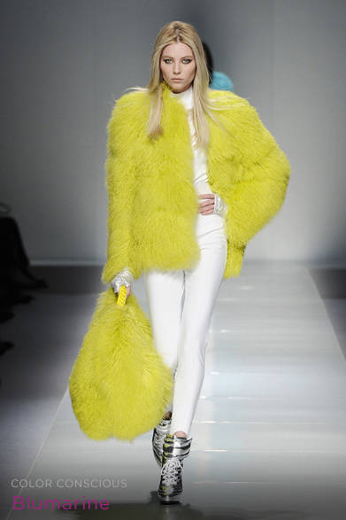 <strong>Blumarine｜ブルマリン</strong><br /><br />華やかなレモンイエローをファーで取り入れたゴージャスなスタイル。ルックのようにあえてスポーティに着こなして、カジュアルダウンさせる上級者コーディネイトにチャレンジしたい！<br /><br />コート 参考商品<br /><br />ブルーベル・ファッション（ファッション事業部）<br />Tel. 03-5413-1128