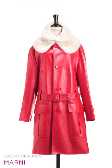 <strong>MARNI｜マルニ</strong><br /><br />上質なラムレザーを鮮やかな赤に染めたコート。ミンクファーの柔らかなカラーを合わせて、女性らしい華やかさをプラス。<br /><br />レザーコート 47万6700円、ファーカラー 35万700円<br /><br />マルニジャパン<br />Tel. 03-6416-1024