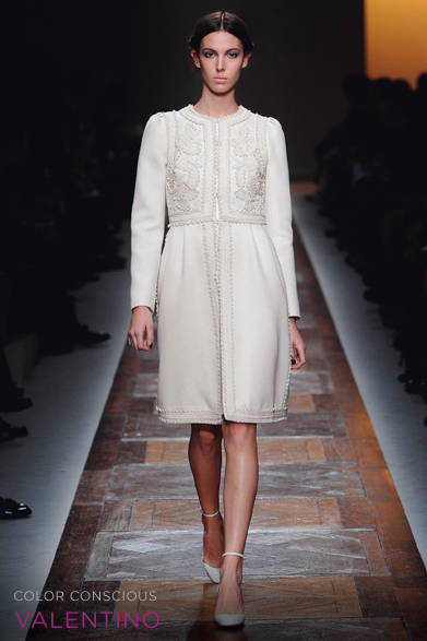 <strong>VALENTINO｜ヴァレンティノ</strong><br /><br />手刺繍のパスメントリーディテールが、精巧なクラフツマンシップを強調する、ヴァレンティノらしいピュアでイノセントな魅力が宿るホワイトのコート。<br /><br />コート　94万8150円<br /><br />ヴァレンティノ インフォメーションデスク<br />Tel. 03-6384-3512