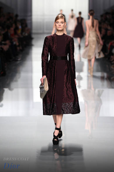 “クラシック”“バロック”といったトレンドキーワードに注目が集まる今シーズン。カジュアルにマニッシュなスタイリングを楽しめるコートも気になるが、まるでドレスのようなフェミニンでエレガントなコートもひとつ揃えておきたい。往年の名女優のように、思い切り“いい女”風に着こなして。<br /><br /><strong>Dior｜ディオール</strong><br /><br />コート 58万8000円<br /><br />クリスチャン ディオール<br />Tel. 0570-200-088