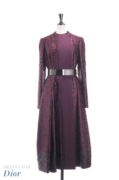 <strong>Dior｜ディオール</strong><br /><br />ミステリアスなパープルを繊細なレースが魅惑的に飾る、中世の貴族のような気品のある佇まい。女性らしいシルエットを作りだすメタルの輝きが凛とした強さを醸す。<br /><br />コート　58万8000円<br /><br />クリスチャン ディオール<br />Tel. 0570-200-088