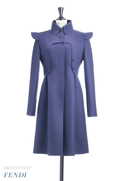 <strong>FENDI｜フェンディ</strong><br /><br />どこかミリタリーの要素を感じさせるディテールが媚びない強さを主張する、構築的なシルエットのドレスコート。コートを脱ぐと、内側にほどこされた蛍光イエローのパイピングが目を奪う。<br /><br />コート　31万7100円<br /><br />フェンディ ジャパン<br />Tel. 03-5414-6762