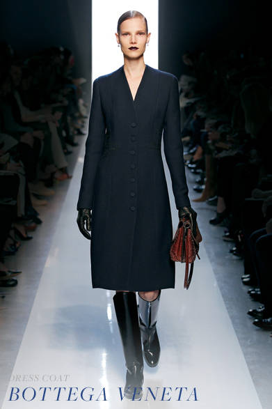 <strong>BOTTEGA　VENETA｜ボッテガ・ヴェネタ</strong><br /><br />ウエストのシェイプが描く女性らしいシルエットが秀逸なノーカラーコート。無駄のないミニマルなデザインが端正なボディラインを際立たせる。<br /><br />コート 参考商品<br /><br />ボッテガ・ヴェネタ ジャパン<br />Tel. 0570-000-677