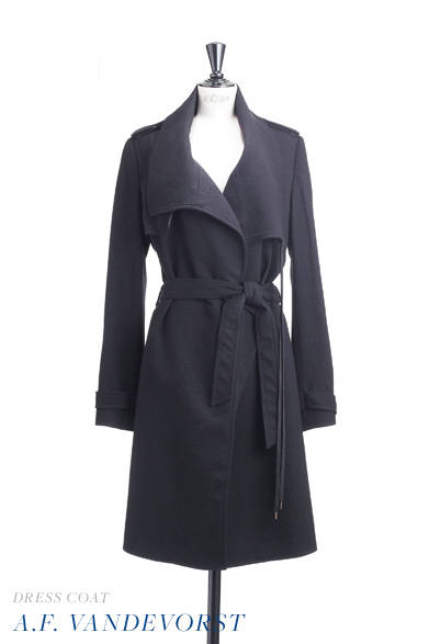 <strong>A.F.VANDEVORST｜A.F.ヴァンデヴォースト</strong><br /><br />襟もとに目線を集中させるクラシシズム漂うブラックのコートを主役にしたグラマラスなスタイリングがドラマを予感させる。<br /><br />コート 18万3750円<br /><br />Pred PR<br />Tel. 03-5428-6484