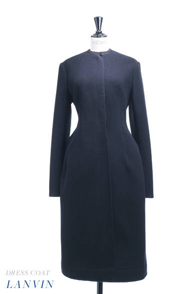 <strong>LANVIN｜ランバン</strong><br /><br />無駄を排した禁欲的なまでにストイックなデザインが、ノーブルな空気感を醸すブラックのコート。相反するように大胆にシェイプされたウエストが、妖艶なまでのフェミニニティを漂わせる。<br /><br />コート 45万9900円<br /><br />ランバン ジャパン<br />Tel. 03-3289-2782