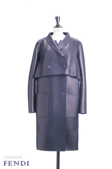 <strong>FENDI｜フェンディ</strong><br /><br />ひざ丈のノースリーブワンピースに、レザーのショートジャケットを重ねたようなレイヤードコート。ヘビーなオールレザーのコートも、ボタンや切りっぱなしのヘムラインなど、カジュアルなディテールで抜け感をプラス。<br /><br />コート89万5650円<br /><br />フェンディ ジャパン<br />Tel. 03-5414-6762