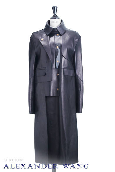 <strong>ALEXANDER WANG｜アレキサンダー ワン</strong><br /><br />シャツのような襟のデザインや胸もとにほどこされたクリア素材など、遊び心を効かせたクールなレザートレンチ。<br /><br />コート 36万7500円<br /><br />Pred PR<br />Tel. 03-5428-6484