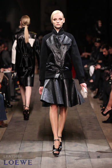 <strong>LOEWE｜ロエベ</strong><br /><br />カジュアルなスタジアムジャンパーにオーストリッチを配し、モードでラグジュアリーな印象に。ルックのようにフェミニンなアイテムと合わせて、ひとクセ効かせたカジュアルスタイルを完成させて。<br /><br />コート 参考商品<br /><br />ロエベカスタマーインフォメーションサービス<br />Tel. 03-6215-6116