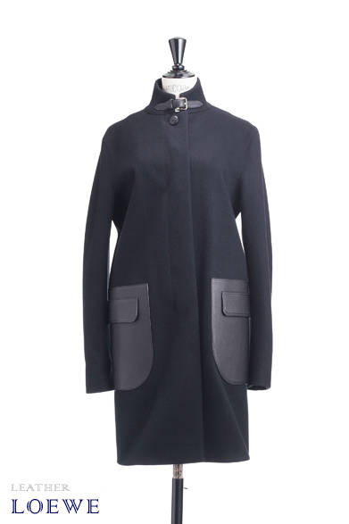 <strong>LOEWE｜ロエベ</strong><br /><br />首もとやバックスタイルを飾るベルトや大きなポケットなど、レザーの部分づかいがデザインのポイントに。<br /><br />コート 47万400円<br /><br />ロエベカスタマーインフォメーションサービス<br />Tel. 03-6215-6116