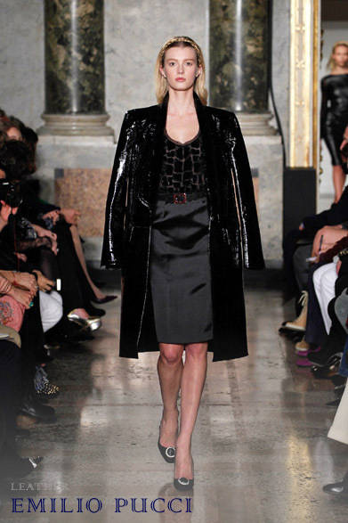 <strong>EMILIO PUCCI｜エミリオ・プッチ</strong><br /><br />ミニマルなデザイン、艶やかなパテントレザーがノーブルなブラックの美しさを際立たせるコート。フェミニンなコーディネイトに、あえてコートは男前に羽織ることで女性らしさのなかに強さを秘めた“いい女”が完成！<br /><br />コート 参考商品<br /><br />エミリオ・プッチ カンパニー<br />Tel. 03-5410-8992