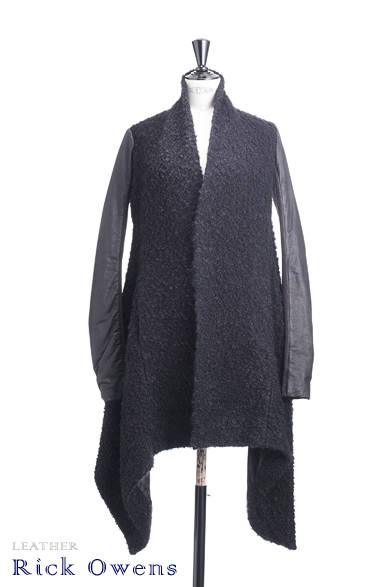 <strong>Rick Owens｜リック・オウエンス</strong><br /><br />身頃はニット、袖はレザーと、異素材のコンビネーションでモードコンシャスに仕上げたコートは、裾のラインが特徴的。<br /><br />コート 24万7800円<br /><br />Pred PR<br />Tel. 03-5428-6484