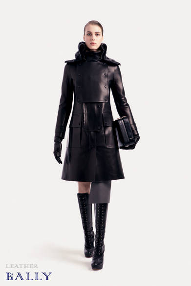 <strong>BALLY｜バリー</strong><br /><br />ハリのある上質なレザーと大胆な襟の立ち上がりに強さとエレガンスを宿すブラックレザーのコート。ミリタリー調のマニッシュなディテールとフェミニンな細身のシルエットが調和した美しい一枚。<br /><br />コート 参考商品<br /><br />バリー・ジャパン<br />Tel. 03-6215-6609