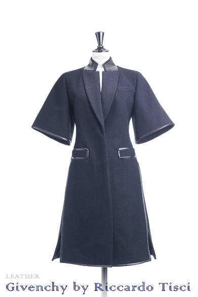 <strong>Givenchy by Riccardo Tisci｜ジバンシィ バイ リカルド ティッシ</strong><br /><br />シェイプされたウエストにキモノスリーブと、エッジの効いたフェミニンなシルエットは、レザーのパイピングで凛々しく締まった印象に。<br /><br />コート 76万6500円<br /><br />サードカルチャー<br />Tel. 03-5448-9138