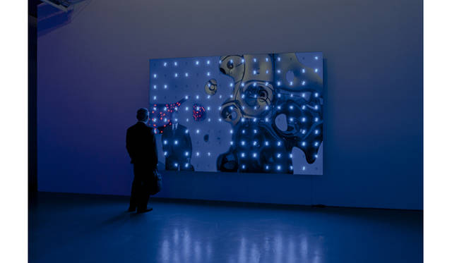 <strong>ART｜『宮島達男LIFE I-model』展</strong>　“Warp Time with Warp Self No.1” 2010, 200 x 300 x 23 cm（参考作品）