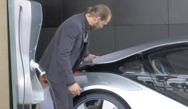 <strong>BMW i8 Concept｜ビー・エム・ダブリュー i8 コンセプト</strong><br />BMW i シニア・エクステリア・デザイナーのカイ・ランガー氏