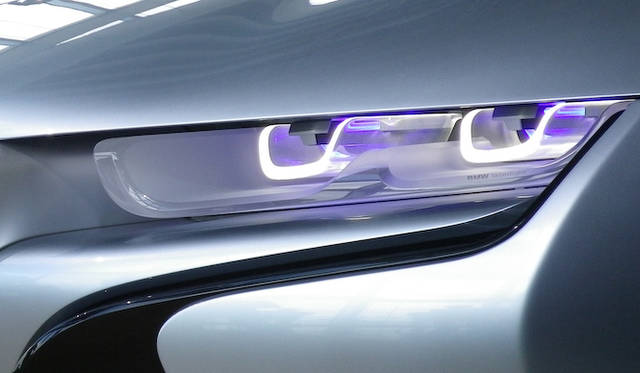 <strong>BMW i8 Concept｜ビー・エム・ダブリュー i8 コンセプト</strong><br />カイ・ランガー氏によると、レーザーライトはLEDよりもエコロジカルだという